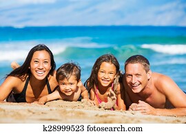 glad familie, har moro, på stranden