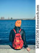 a, mulher, é, sentando, ligado, a, concreto, perto, a, água