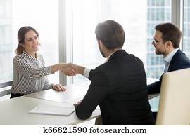 confiado, hembra, solicitante de trabajo, sacudarir la mano, de, hora, reclutamiento, director