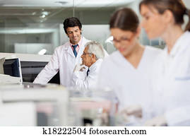 macho, técnicos, discutir, en, laboratorio