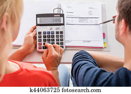 pärchen, gebrauchend, taschenrechner, für, berechnend, rechnung