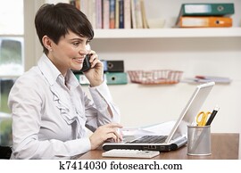 frau, arbeiten heim, laptop benutzend, telefon