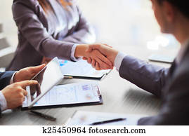 pessoas dão um aperto mão