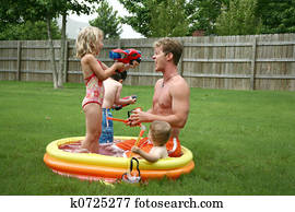 quintal, divertimento familiar, em, a, kiddie, pool.