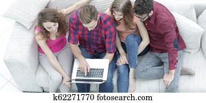 gruppe freunde, mit, laptop, sitzen, auf, dass, couch.