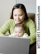 mãe bebê, ligado, laptop