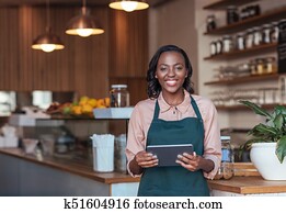 lächeln, afrikanisch, unternehmer, gebrauchend, a, digital tablette, in, sie, café