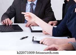 geschäftsmenschen, gebrauchend, notizbuch