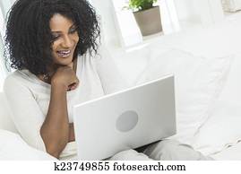 afrikanische amerikanische frau, laptop benutzend, edv, hause, auf, sofa