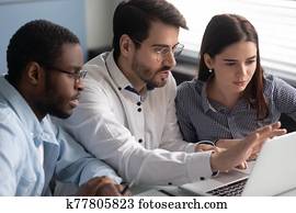 drei, verschieden, kollegen, anschauen, laptop, schirm, arbeitend zusammen, innen