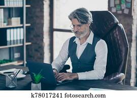 portrét, o, jeho, samec, hezký, hezký, hezký, ohnisko, gray-haired, voják, typing, připravovat, hlášení, věnování, dále, počítač na klín, v, průmyslový, půda, móda, pohánět ustanovit, nádraží, doma