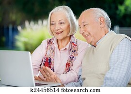 senior couple, video, chatting, prostredníctvom, laptop