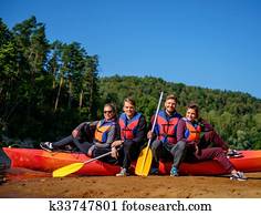 grupa ludzi, chodząc, marynarki życia, blisko, kajaki, na, niejaki, plaża