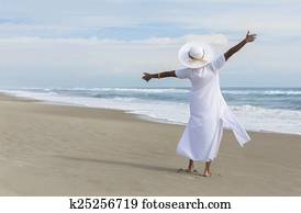 glücklich, afrikanische amerikanische frau, tanzen, auf, sandstrand