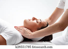 terapeuta, fazendo, reiki, ligado, woman’s, neck.