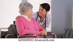 chinês, enfermeira, falando, com, sênior, paciente