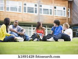 estudantes colégio, sentando, e, falando, ligado, campus, gramado