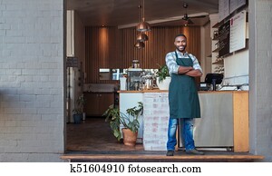 lächeln, afrikanisch, unternehmer, stehen, welcomingly, vor, seine, café