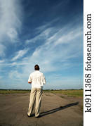 persona, costing, en, camino de asfalto