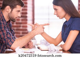 tadeln, jedes, ander., seitenansicht, bild, von, zornige, mann frau, sitzen, voreinander, büro, tisch, und, zeigen, einander