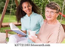 aposentado, mulher, gastando, tempo lazer