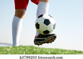 לשחק כדורגל