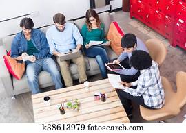 leute, arbeits büro, sitzen, sofa, gebrauchend, telefongerät, tablette, edv