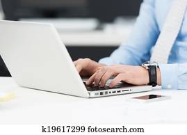 geschäftsmann, arbeiten, a, laptop-computer