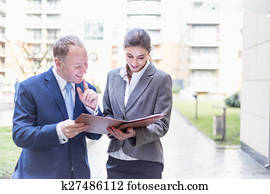 businesswoman, en, zakenman, maken een overeenkomst, buiten