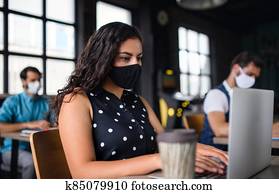 אנשים של עסק, עם, מסיכות פנים, בבית, ב, office,, השקע, לעבוד, אחרי, coronavirus, lockdown.