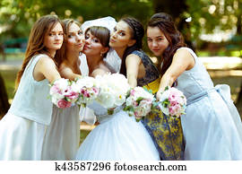 novia, y, damas de honor, alcance, manos, con, ramos, a, el, cámara