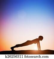 frau, in, planke, joga haltung, meditieren, an, sunset., zen