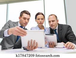 equipo negocio, con, computadora personal tableta, teniendo, discusión