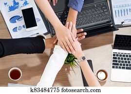 gemeinschaftsarbeit, geschäftsmenschen, zusammenfuehren, hände, in, meeting.