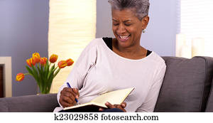 älter, schwarze frau, schreibende, in, zeitschrift