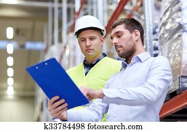 trabalhador, e, homens negócios, com, área de transferência, em, armazém