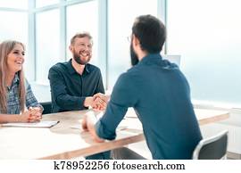 director, sacudarir las manos, con, el, solicitante, durante, el, entrevista