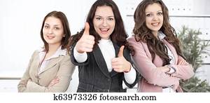 closeup, de, sucedido, equipe negócio, mostrando, polegar cima