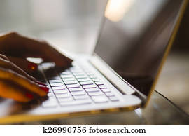 frau, hände, tippen, auf, a, laptop