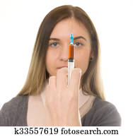 a, social, problem., jovem, mulher triste, segurando uma seringa, para, uso droga