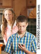 mãe, tentativas, para, olhada, como, adolescente, filho, cheques, seu, telefone móvel