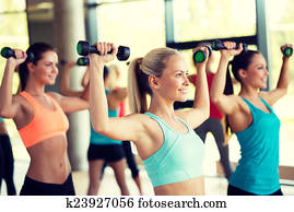 grupo mulheres, com, dumbbells, em, ginásio