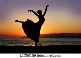dançar, mulher, em, pôr do sol