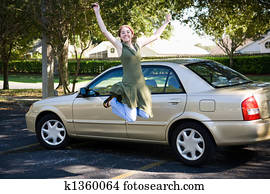 adolescente, con, coche, saltos, para, alegría