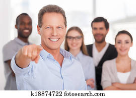 ich, wählen, you!, sicher, fälliger mann, zeigen, sie, und, lächeln, während, menschengruppe, in, ungezwungener verschleiß, stehen, hintergrund