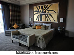 blanc tentures et lin sur fourposter lit dans pays