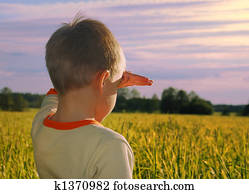 feliz, menino jovem, olhar, horizonte, em, sundown