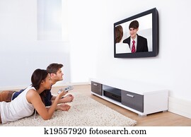 pares que ven la tv, en casa