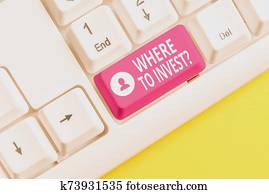 schreibende, merkzettel, ausstellung, wohin, investieren, question., geschaefts, foto, showcasing, fragen, über, wohin, stellen, geld, in, finanziell, schemas, oder, anteile, weiß, pc, tastatur, mit, briefpapier, oben, dass, weiß, hintergrund.
