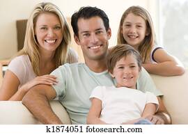 famille, séance, dans, salle de séjour, sourire